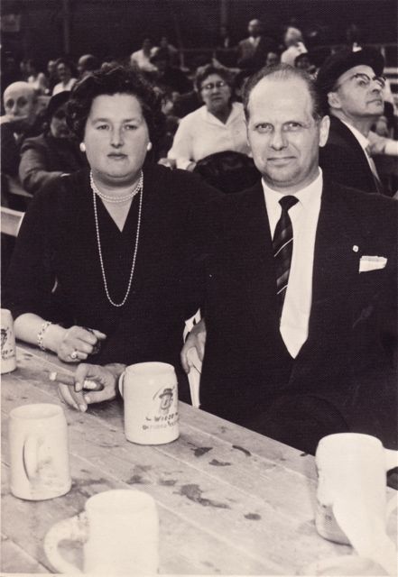 Eén keer ging ze mee naar de Wieze Oktoberfeesten. En dat was voldoende. Zoals in 'vol doen'.